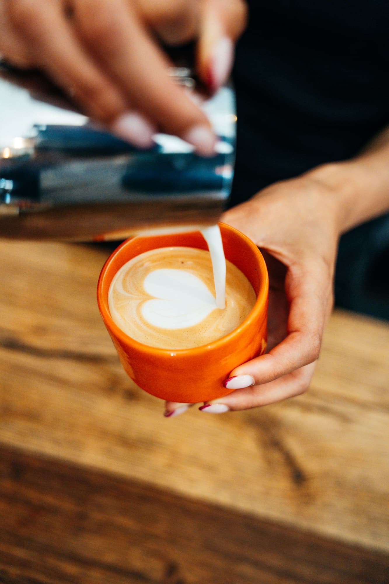 Keramiktasse MATTEO mit Latte Art und warmem Orangeton